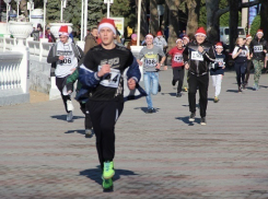 Деды Морозы и Снегурочки пробежали по набережной Геленджика