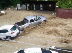 Мощный поток воды снес внедорожник в Сочи