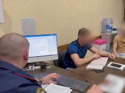 В Краснодаре задержали избившего подростка в лифте мужчину