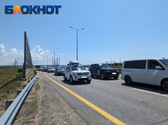 Более 300 машин ждут в очереди для проезда по Крымскому мосту