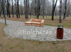 В Краснодаре аллею украсили диваном