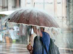 Гроза и шквалистый ветер надвигаются на Краснодар