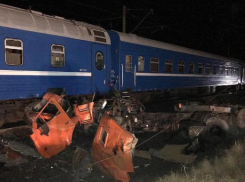 Поезд и грузовик столкнулись в Краснодарском крае: пострадало 18 человек