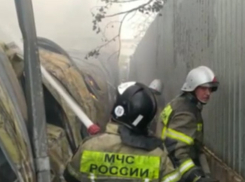 В Краснодаре более 4 часов тушили огромный склад