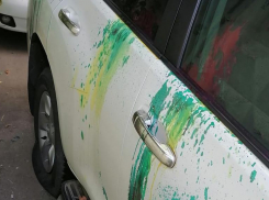 В Краснодаре хулиганы облили зеленкой и прокололи шины джипа пенсионерки 