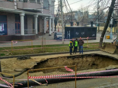 В Краснодаре рядом с пешеходным переходом образовалась огромная дыра в асфальте
