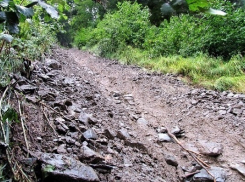 В Сочи оползень заблокировал дорогу 