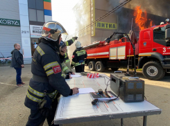 В Краснодаре загорелся трехэтажный магазин на площади 1500 квадратных метров