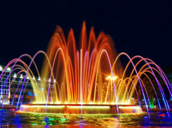 В Анапе внезапно заработавшие «певчие» фонтаны удивили горожан