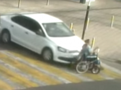  В Краснодаре седан сбил пенсионерку в инвалидной коляске