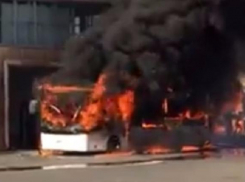 В Сочи сгорел пассажирский автобус, поставленный на ремонт в гараж