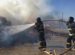 Открытое горение на площади 1,5 тысячи кв.м ликвидировали на складе под Краснодаром 