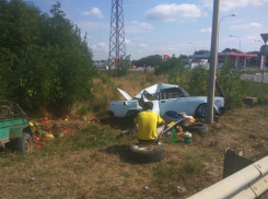  Легковушка с прицепом арбузов вылетела в кювет под Абинском 