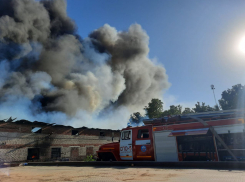 Под Краснодаром горит крупный складской ангар