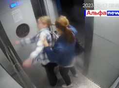 Краснодарка в лифте била и душила дочь-школьницу за причёску