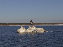 В Краснодарском крае пожилого рыбака на льдине ловили 2 часа