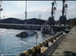 В Сочи тонущую яхту притащили к берегу, когда она почти скрылась под водой