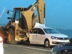 «Странная авария» произошла в Сочи: «Polo» врезался в экскаватор