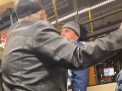 Антимасочник подрался с пассажиром в краснодарском трамвае