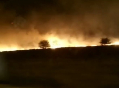 Под Краснодаром ветер гнал пламя в сторону дач