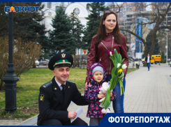 Судебные приставы поздравили краснодарок, напомнив об их долгах
