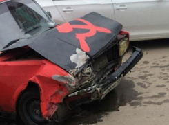  Пьяный водитель на машине с серпом и молотом протаранил 4 припаркованных авто в Краснодаре 