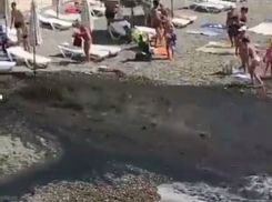  В администрации Сочи сказали, что мутный поток нечистот на пляже оказался питьевой водой 