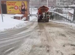 В мэрии заявили, что чистить спуски на Гидрострое должен застройщик, но технику все же отправили