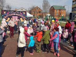 «Чай, блины и конкурсы»: как во дворах Краснодара провожали Масленицу