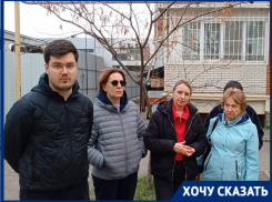 «Страдают дети и пожилые люди»: многоэтажку в Краснодаре больше месяца топит фекалиями