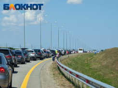 «Зона ответственности федеральных структур»: глава Крыма о многокилометровых пробках перед Керченским мостом