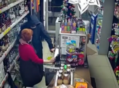Приобнял и ограбил: в Краснодаре мужчина совершил нападение на магазин, угрожая гранатой