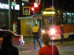 «Машины разведу руками»: что делает регулировщик в Краснодаре, чтобы трамваи ехали быстрее