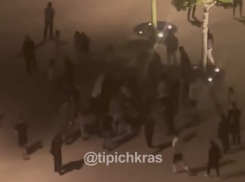 Десятки человек устроили побоище в парке Галицкого