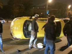  На северных мостах в Краснодаре опрокинулось такси, в котором находились дети 