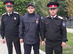 Полицейские на Кубани вытащили пенсионерку из горящего дома 
