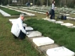 Студентов КубГУ отправили на субботник на кладбище отмывать гранитные плиты