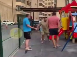 Мужчины подрались из-за чипсов на детской площадке в Анапе - видео