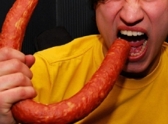 Житель Краснодара украл две палки колбасы из-за голода