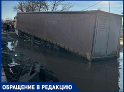 Даже фура захлебнулась: на улице Автомобильной в Краснодаре застряли авто 