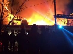 Загорелась гостиница в Анапе, огонь распространяется