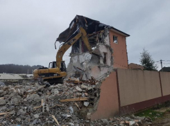 Три самостроя попали под ковш экскаватора в Сочи