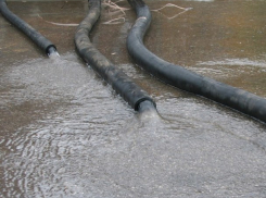  Воду с затопленной Московской в Краснодаре пришлось откачивать насосами 