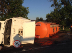 На Кубани на «встречке» столкнулись бензовоз и грузовик: появились подробности ДТП