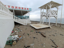 После окончания сезона пляж в Лермонтово превратился в мусорную свалку 