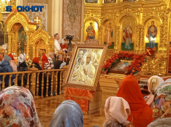 Святыню из сербского монастыря встретили сотни верующих в Свято-Екатерининском соборе Краснодара