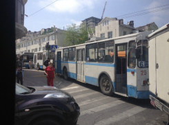 В Новороссийске пытающийся объехать ДТП троллейбус заблокировал движение