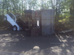  Оторвавшийся от «КамАЗа» прицеп раздавил легковушку в Выселковском районе 