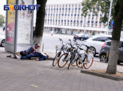 У мэрии Краснодара грабят спящих пьяниц