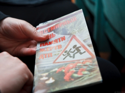 В память о погибших болельщиках на границе Кубани растянули красные ленты